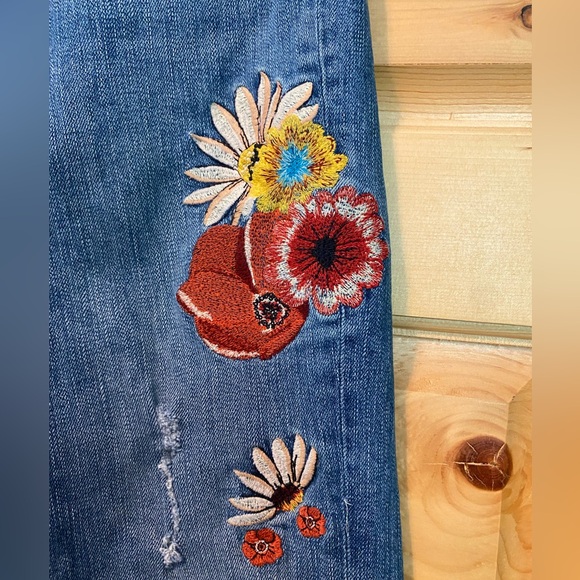 Zara jeans with floral embroidery - Picture 2 of 7